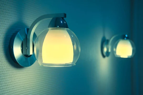 Paar Lampen leuchten im Schlafzimmer — Stockfoto