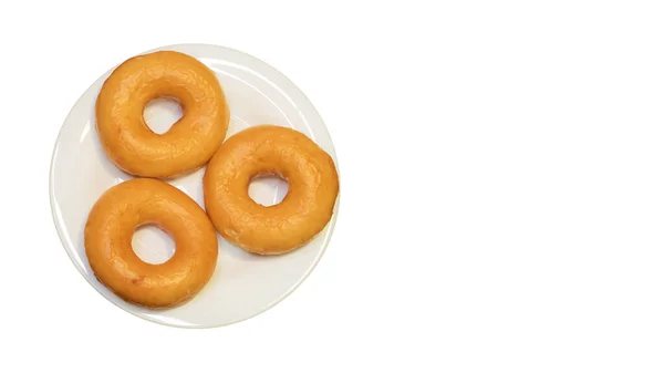 Drei klassische süße Donuts auf Teller isoliert auf weiß — Stockfoto