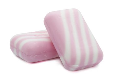 Beyaz arkaplanda iki parça pembe sabun izole edilmiş.