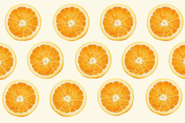 The pattern of fresh orange slices on light beige background. — Stock Photo, Image