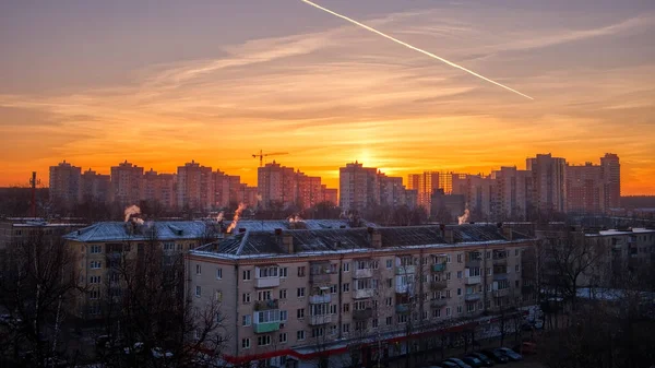 Morning sunrise in the city. Orange sunlight and beauty sky under the city buildings. — Stock Photo, Image