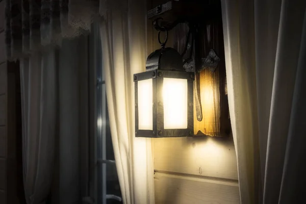Vintage Lampa Ścienna Połyskiem Żarówce Urządzone Ciemnym Drewnianym Domu Niewielki — Zdjęcie stockowe