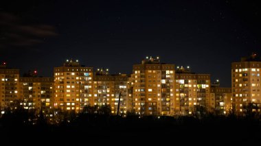 Konut binalarının gece görüşü. Gece apartman pencereleri.