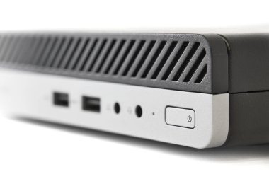 Beyazda izole edilmiş mini ağ bilgisayarına yakın. Güç düğmesi, usb bağlantısı ve ses krikoyu.