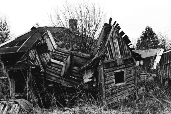 Oud verwoest verlaten houten huis. Monochrome stijl zwart-wit afbeelding. — Stockfoto
