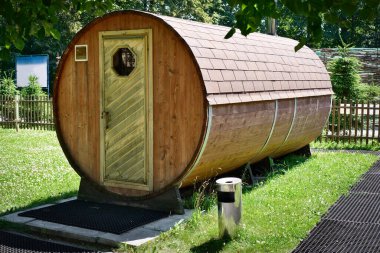 Mobil ahşap sauna ya da banyo. Yazın göl kenarındaki hamam..