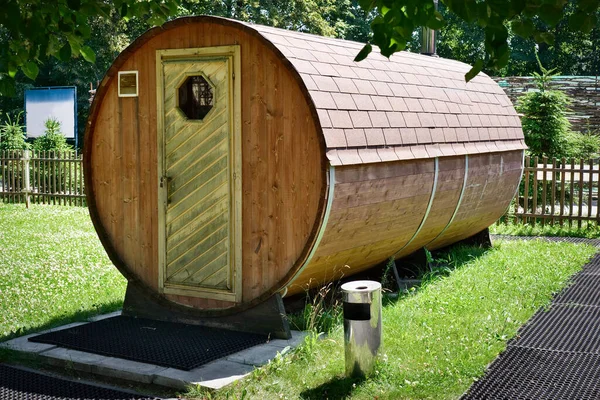 Sauna ou baignoire en bois compact mobile. Saunas près du lac en été. — Photo