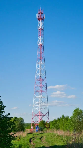 Communicatietoren Zendmast Tegen Blauwe Lucht Overdag Modern Communicatieconcept Telecommunicatie Industrie — Stockfoto