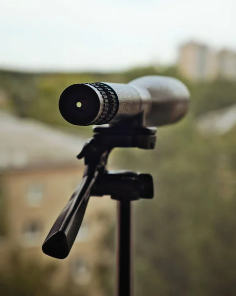 Spyglass Oder Teleskop Auf Stativ Steht Fenster Überwachungs Und Guckkonzept — Stockfoto