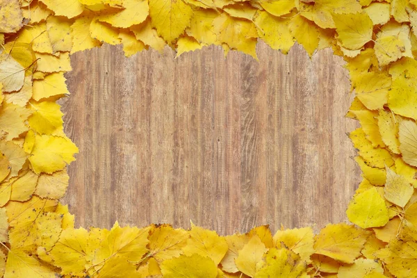 Cornice Autunnale Gialla Brillante Foglie Cadute Sfondo Legno Con Spazio — Foto Stock