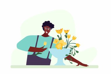 Adam masaya buket beste yapıyor. Dükkan ya da mağaza.