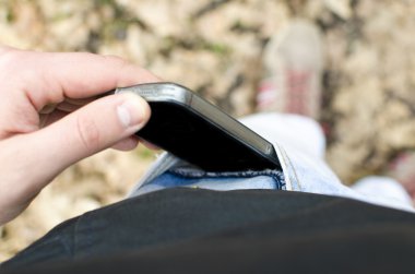 Cep telefonu saklanıyor