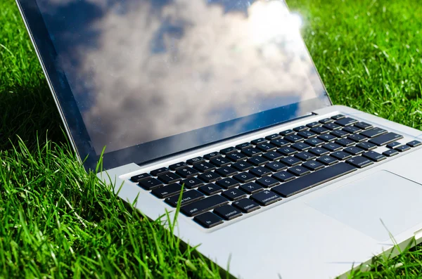 Gökyüzü üstünde laptop