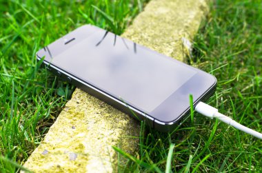 Çimenlerin üzerinde kablo ile telefon detay