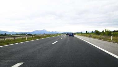 Karayolu üzerinde bir araba ile yolculuk