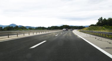 Karayolu üzerinde bir araba ile yolculuk