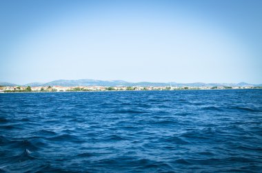 Güneşli hava ile açık deniz