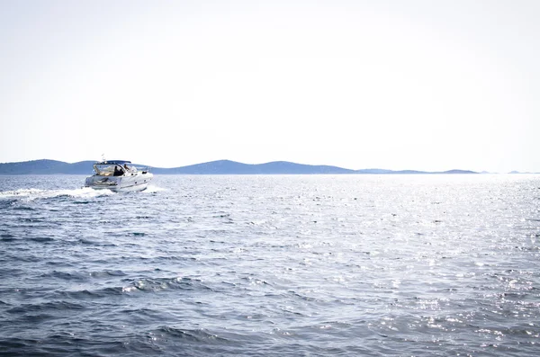 Güneşli hava ile açık deniz