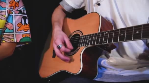 Homem tocando guitarra no quarto escuro — Vídeo de Stock