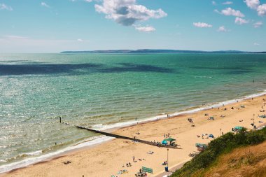 Kumsalda dinlenen insanlar. 