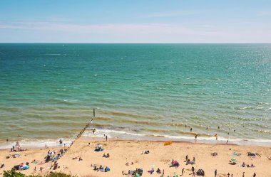 Kumsalda dinlenen insanlar. 