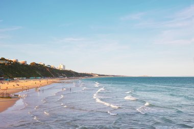 Sandy beach mavi gökyüzü altında