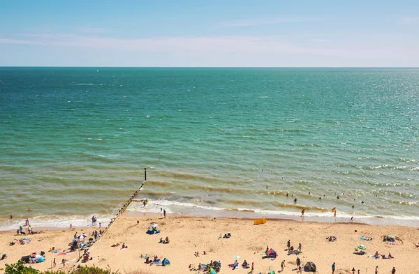 Kumsalda dinlenen insanlar. 
