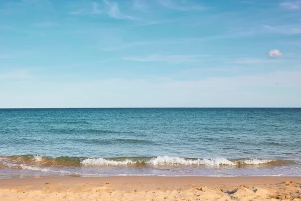 Crashing waves on golden sand — Stock Photo, Image