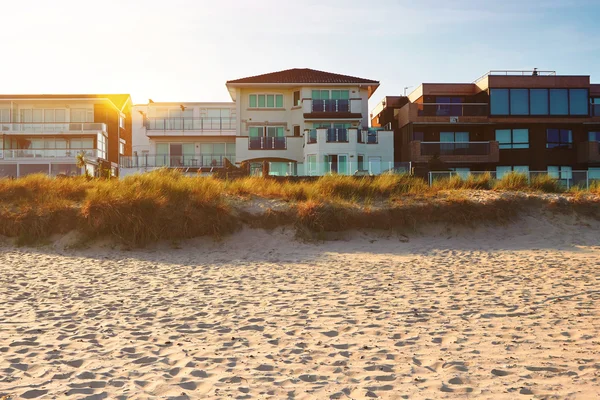Casa sulla spiaggia e un sole al tramonto Foto Stock Royalty Free