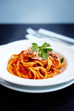 Beyaz tabakta soslu spagetti makarna