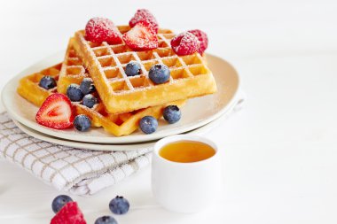 Waffle beyaz tabakta çilek ile