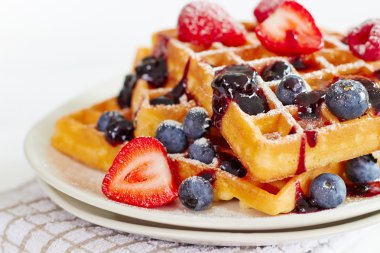 Waffle beyaz tabakta çilek ile