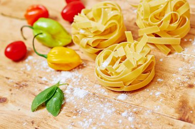 ahşap masa üzerinde sebze ile ham tagliatelle