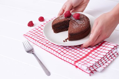 ahşap masa üzerinde çikolatalı pandispanya