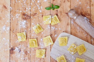 ahşap masa üzerinde ham mantı makarna
