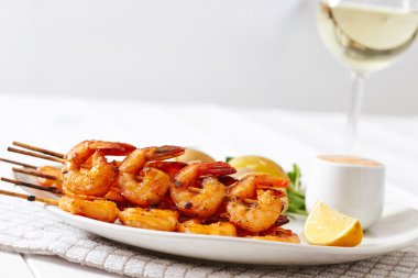 ızgara karides şiş patates ve sos ile üzerinde