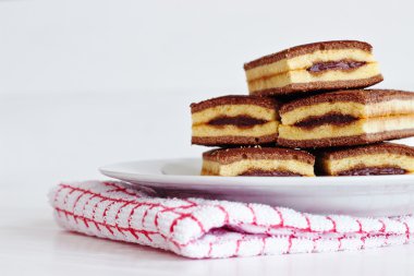 ahşap bir masa üzerine kakaolu kek