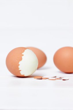 haşlanmış yumurta beyaz masaya soyulmuş