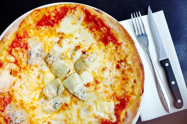 Pizza de pedra assada com alcachofra — Fotografia de Stock