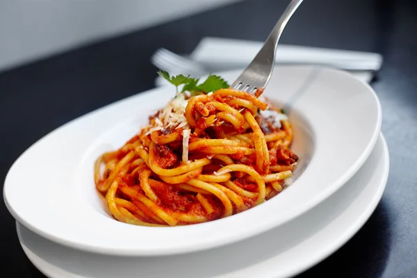 Makaron spaghetti z sosem na talerzu biały — Zdjęcie stockowe