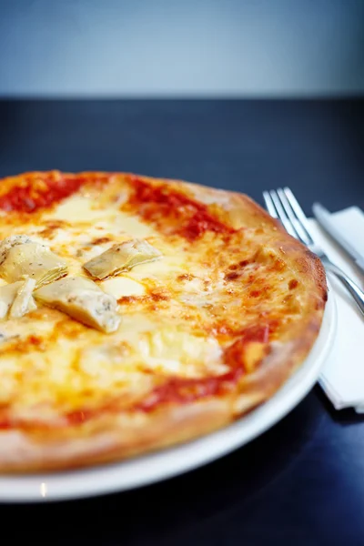 Pizza de pedra assada com alcachofra — Fotografia de Stock