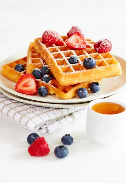 Waffeln mit Beeren und Honig auf einem Teller — Stockfoto