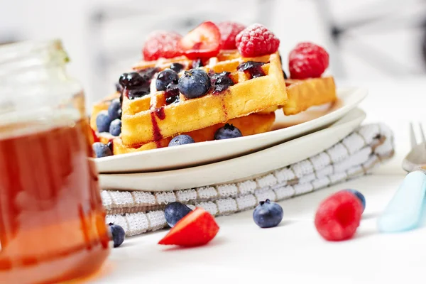 Waffeln mit Beeren auf einem weißen Teller — Stockfoto