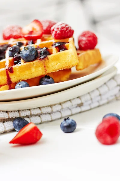 Waffeln mit Beeren auf einem weißen Teller — Stockfoto