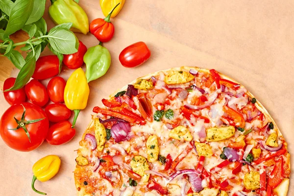 Pizza op een houten plank en groenten — Stockfoto