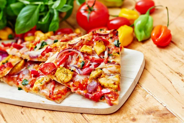 Egy fából készült hajón és zöldség pizza — Stock Fotó