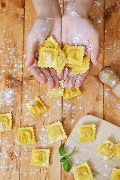 Rå ravioli pasta på träbord — Stockfoto
