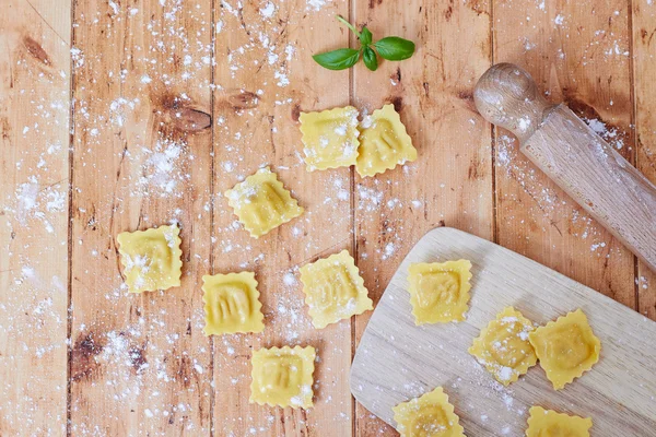 Rå ravioli pasta på træbord - Stock-foto