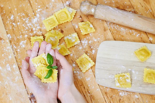 Massa de ravioli crua na mesa de madeira — Fotografia de Stock