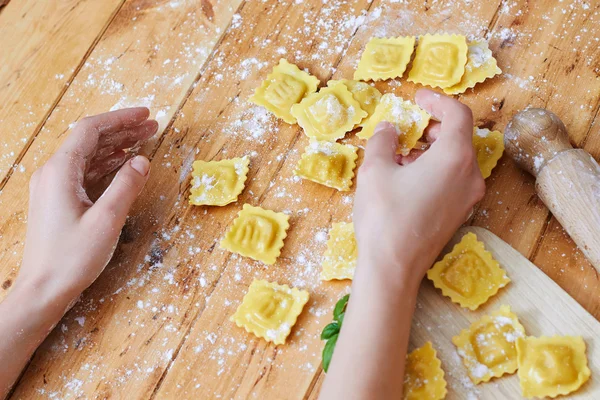 Rå ravioli pasta på träbord — Stockfoto